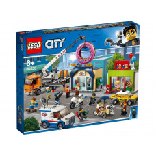 Designer of the LEGO City Opening of Shop of Doughnuts (60233)